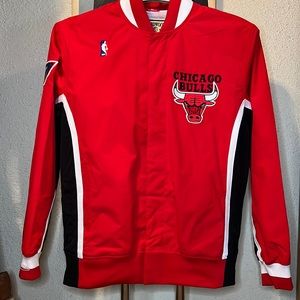 Mitchell & Ness Authentic Warm Up Jacket Chicago
Bulls 1996-97
Size L
Red/Black